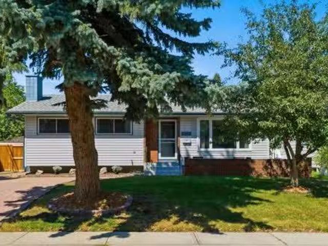 House for sale in Varsity, Calgary
