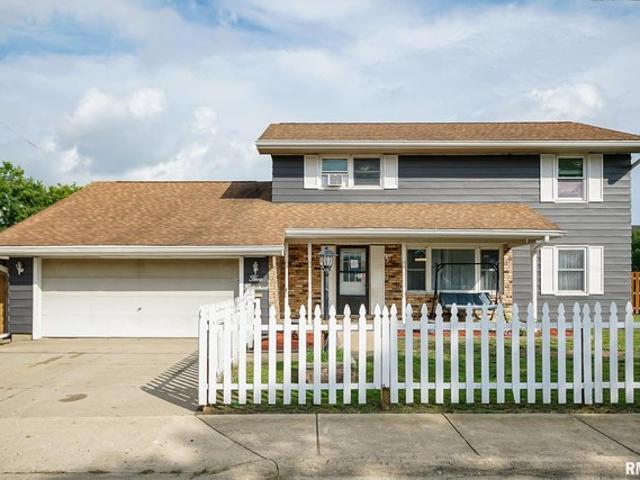 House for sale in Pekin, Illinois