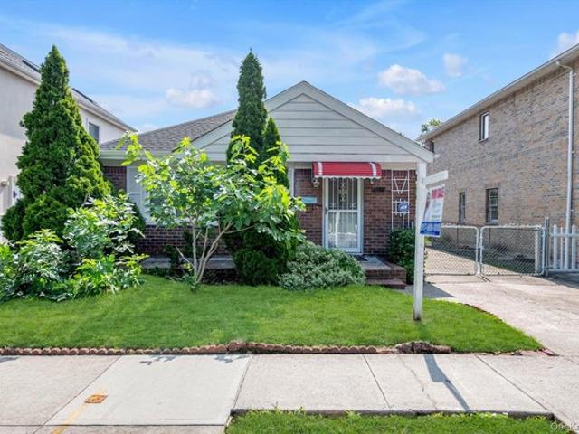 House for sale in Queens, Arverne