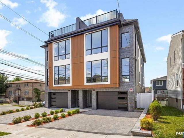 Townhouse for sale in Cliffside Park, New Jersey