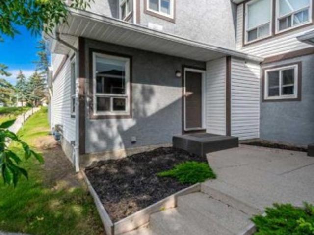Townhouse for sale in Signal Hill, Calgary