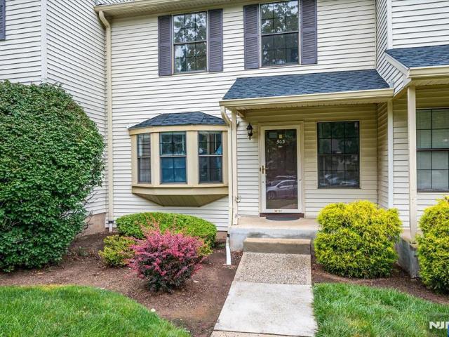 Townhouse for sale in Edison, New Jersey