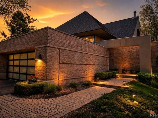 Condo for sale in Riverwood Condos, Troy