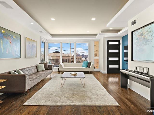 House for sale in Edgewater, New Jersey