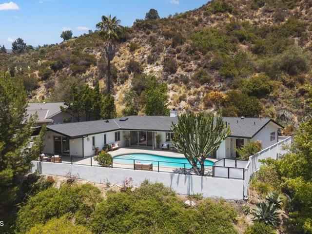 House for sale in La Canada Flintridge, California