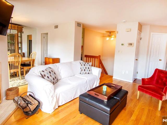 Townhouse for sale in Palisades Park, New Jersey