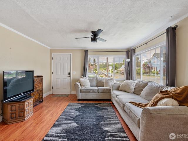 House for sale in Castle Rock, Washington