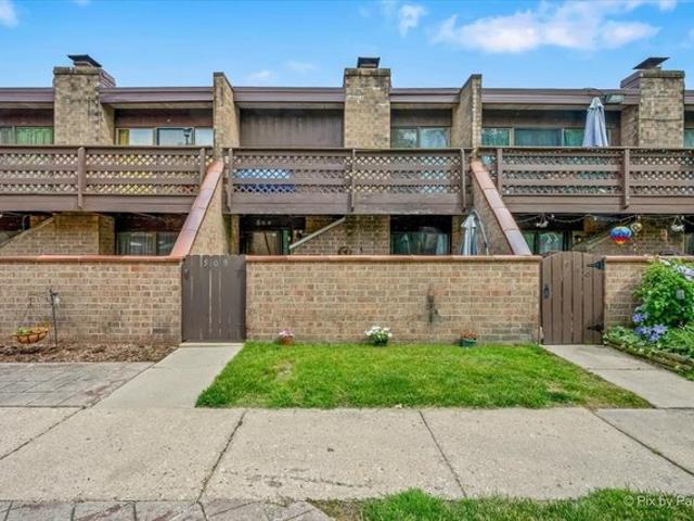 Townhouse for sale in Elgin, Illinois