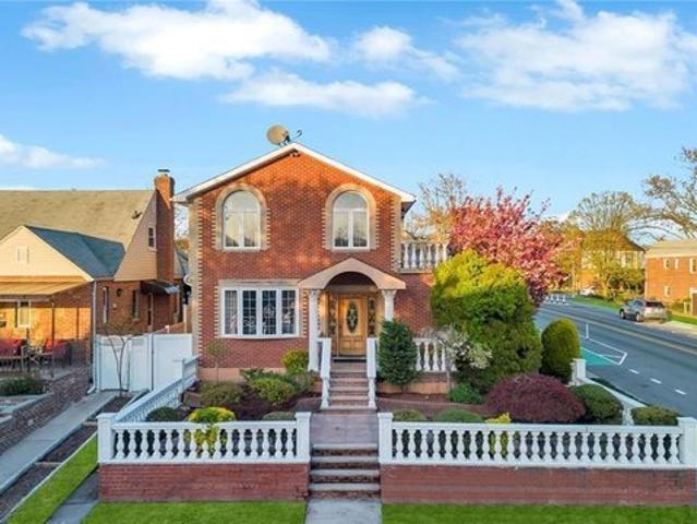 House for sale in Queens, Arverne