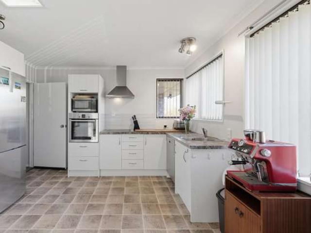 Townhouse for sale in Chaslands, Canterbury