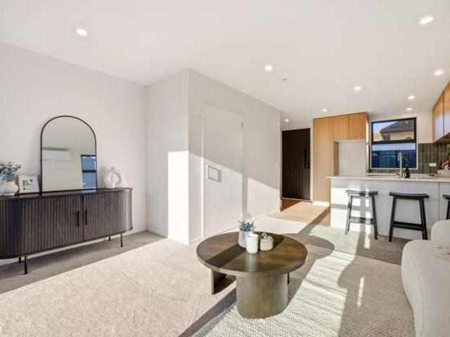 Townhouse for sale in Chaslands, Canterbury