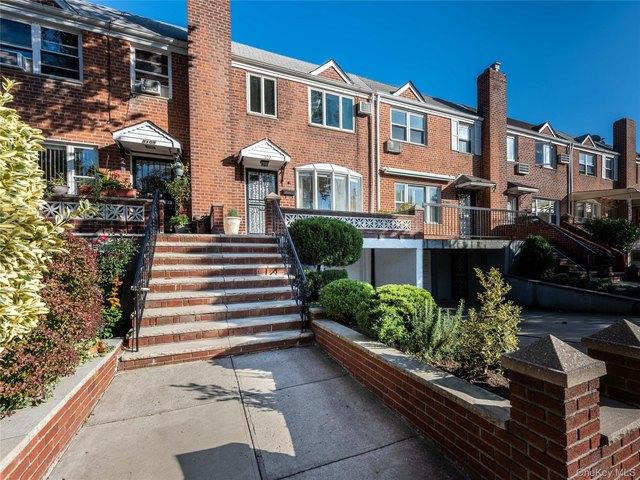 House for sale in Queens, Arverne