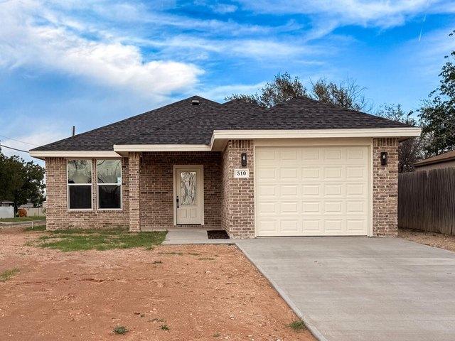 House for sale in Devonian Heights, Andrews