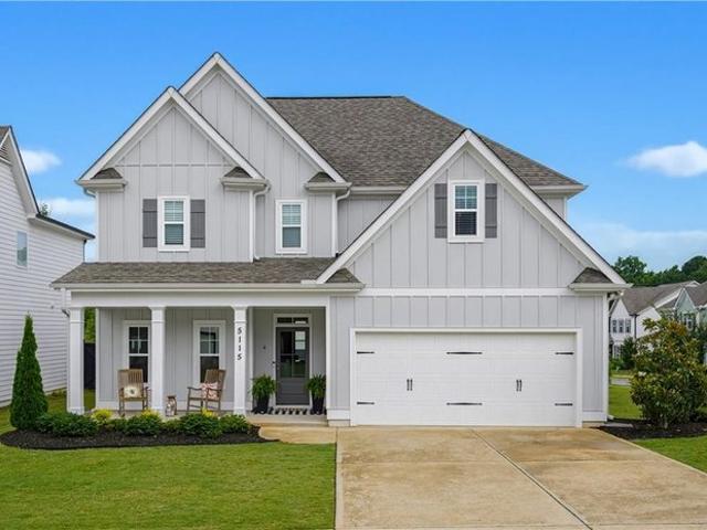 House for sale in Flowery Branch, Georgia