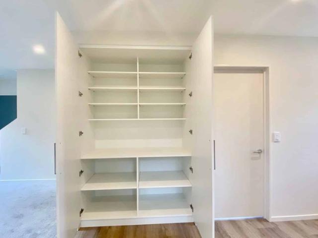 Townhouse for rent in Chaslands, Canterbury