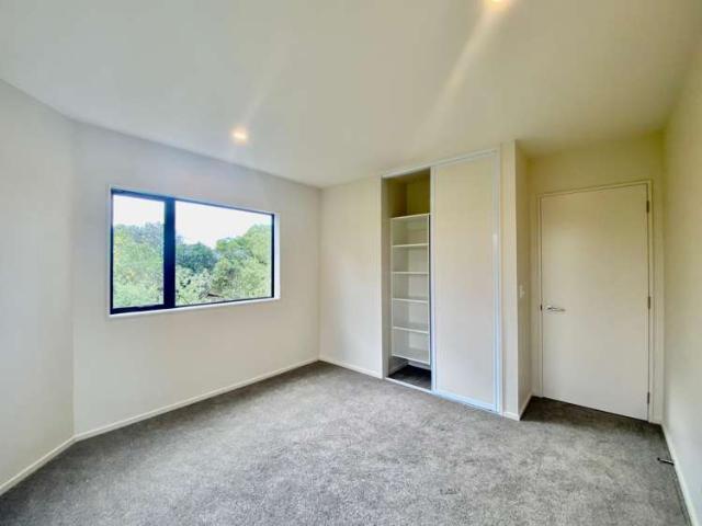 Townhouse for rent in Chaslands, Canterbury