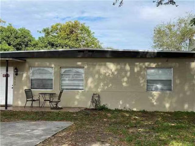 House for rent in Hollywood