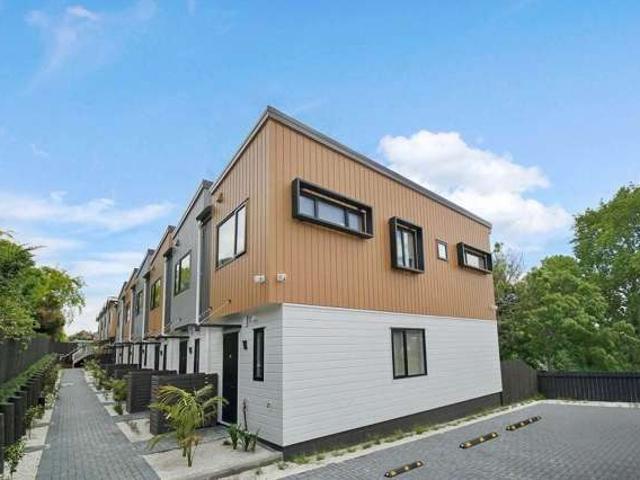 Townhouse for rent in Wairau Valley