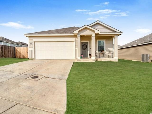House for sale in Saint Hedwig, Texas