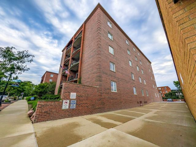 Condo for sale in Glen Ellyn, Illinois