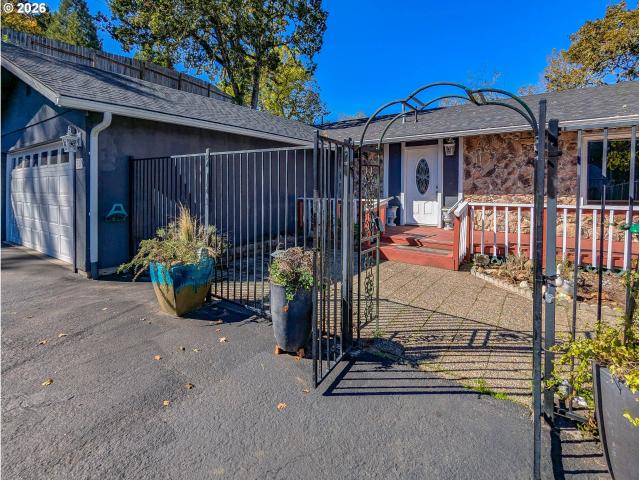House for sale in Roseburg, Douglas County