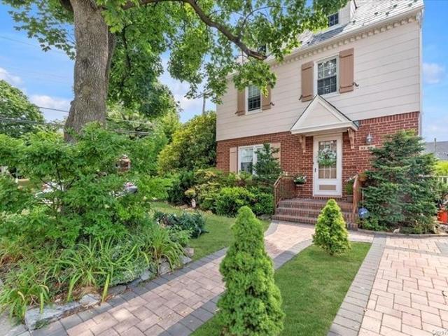 House for sale in Queens, Arverne