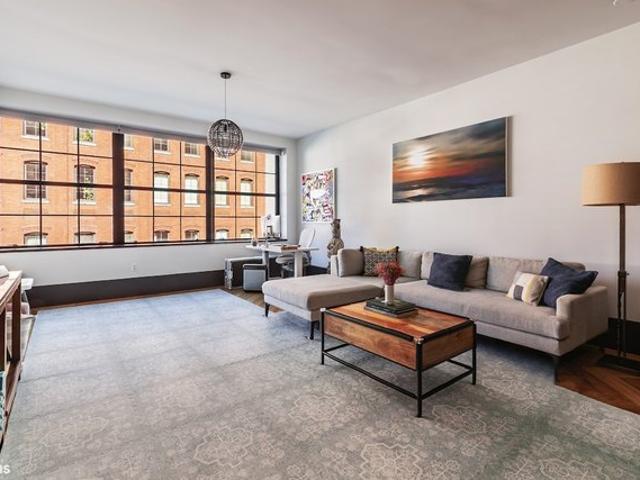 Townhouse for sale in Arverne, New York