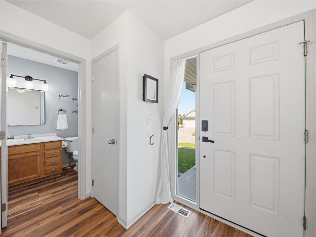 House for sale in Ledgestone, Ankeny