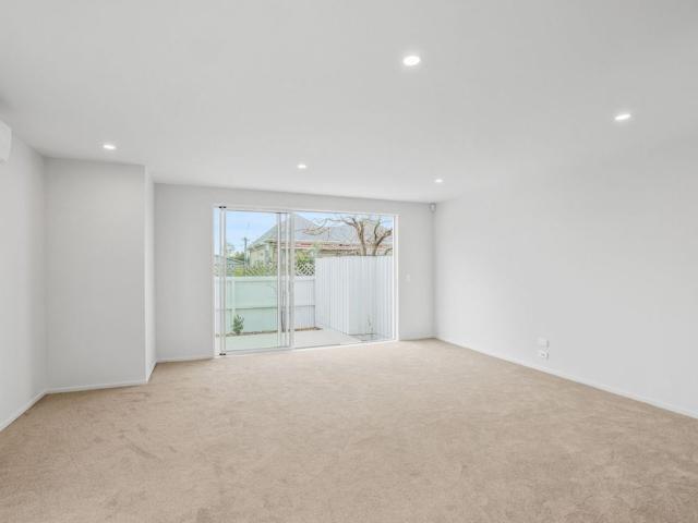 Townhouse for rent in Chaslands, Canterbury