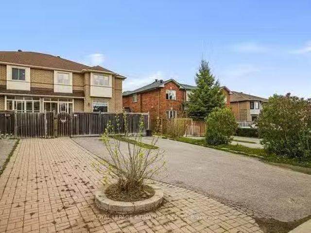 Condo for sale in East Gwillimbury, Ontario