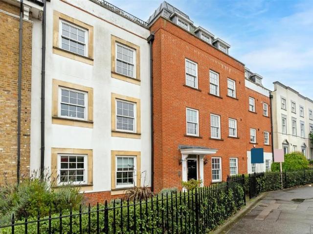 Apartment for rent in Woodford Wells, Greater London