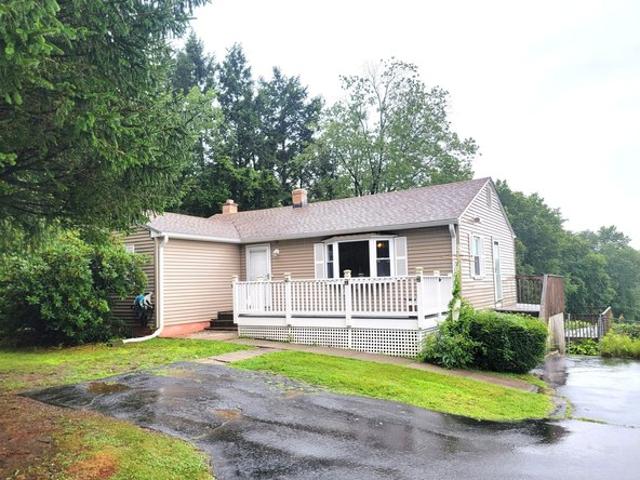 House for sale in Suffield, Connecticut