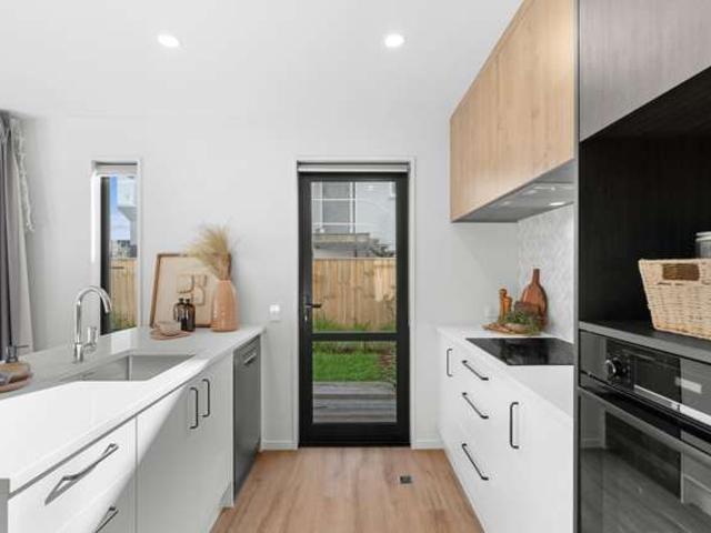 Townhouse for sale in Chaslands, Canterbury