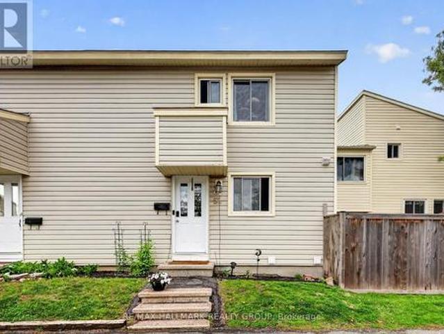 Townhouse for sale in Barrhaven West, Ottawa