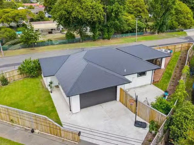 House for sale in Chaslands, Canterbury