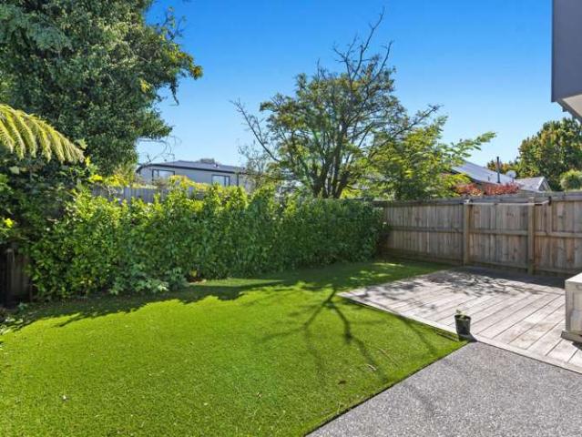 Townhouse for sale in Chaslands, Canterbury