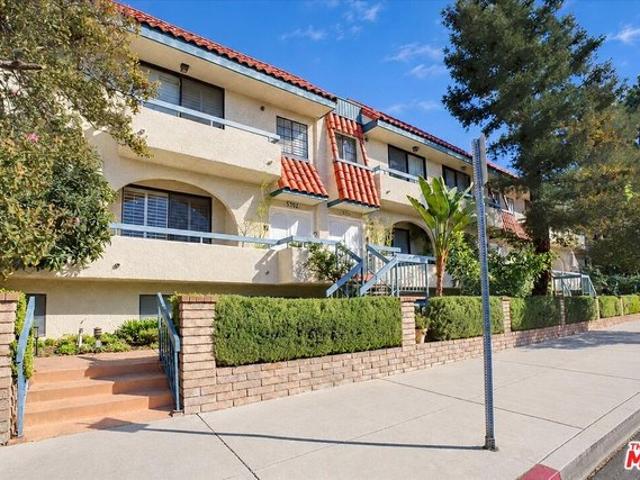 Townhouse for sale in Encino Neighborhood Council District, Los Angeles