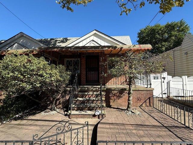 House for sale in Queens, Arverne