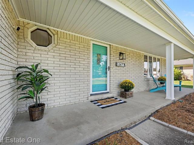 House for sale in Carolyn Oakes, Shelby Charter Township