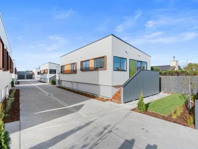 Townhouse for sale in Chaslands, Canterbury