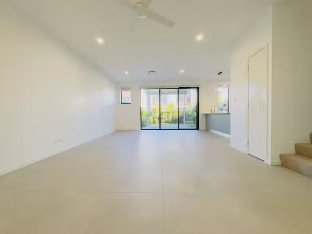 Condo for rent in Helensvale Town Centre