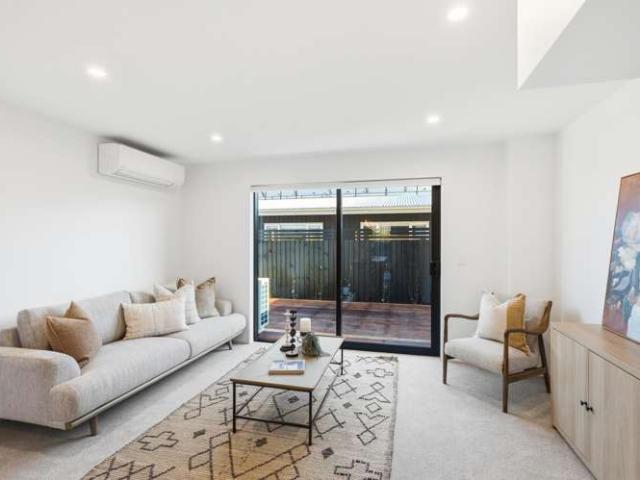 Townhouse for sale in Chaslands, Canterbury