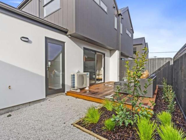 Townhouse for sale in Chaslands, Canterbury