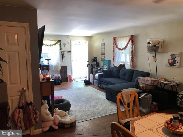 Townhouse for sale in Darby