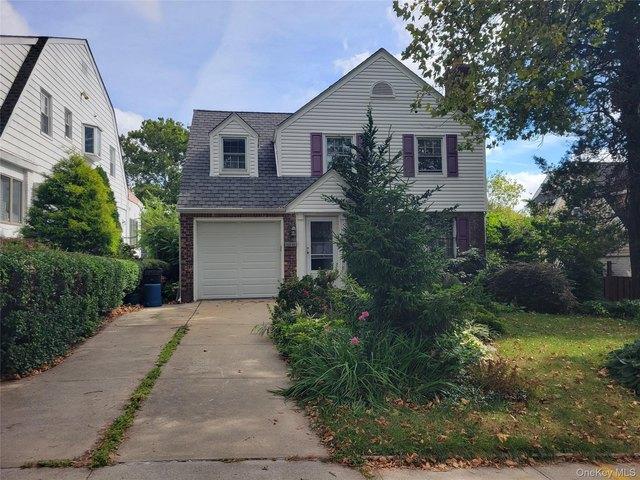 House for sale in Little Neck, New York
