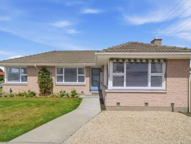 House for sale in Chaslands, Canterbury