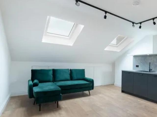 Apartment for rent in Southfields, Greater London