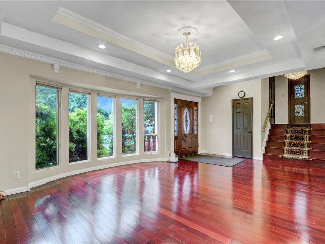 House for sale in Roslyn Heights