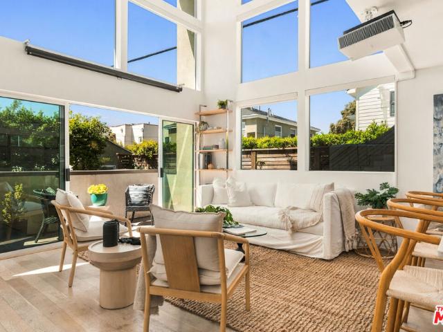 House for sale in Mid-Wilshire, Los Angeles