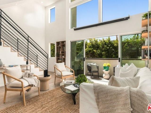 House for sale in Mid-Wilshire, Los Angeles